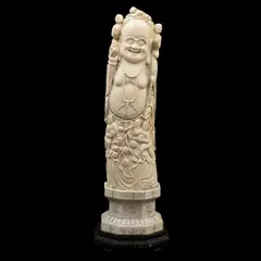 Buda Con Infantes, CHINA, PRINCIPIOS DEL SIGLO XX, Talla en marfil y emplacado; decoración esgrafiada, tinta negra; con base de madera