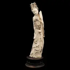 Dama Con Flores y Abanico, CHINA, PRINCIPIOS DEL SIGLO XX, Talla en marfil; decoración esgrafiada, tinta negra, firmada; con base de madera