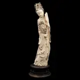 Dama Con Flores y Abanico, CHINA, PRINCIPIOS DEL SIGLO XX, Talla en marfil; decoración esgrafiada, tinta negra, firmada; con base de madera
