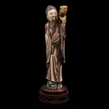 Sabio Con Mascota, CHINA, PRINCIPIOS DEL SIGLO XX, Talla en marfil; decoración policroma y tinta negra; con base de madera