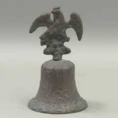 Pedro de Campaña, MÉXICO, PRINCIPIOS DEL SIGLO XX, Bronce, patinado en color verde; relieves con motivos a manera de acantos, fechada "1811", remate en forma de águila mexicana