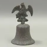 Pedro de Campaña, MÉXICO, PRINCIPIOS DEL SIGLO XX, Bronce, patinado en color verde; relieves con motivos a manera de acantos, fechada "1811", remate en forma de águila mexicana