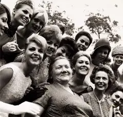 Jesper Hom, Nina Petrowna Chruschtschowa with models, Paris 1961, 1961, photograph
