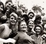 Jesper Hom, Nina Petrowna Chruschtschowa with models, Paris 1961, 1961, photograph