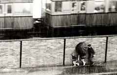 Christian Borchert, Regenschauer am S-Bahnhof Nöldnerplatz’, Berlin 1971, 1971, photograph