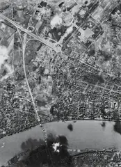 Gerhard Richter, BRIDGE 14 FEB 45 (II), 2000, Farboffset auf Gimini, auf Karton montiert, beschichtet mit transparentem und glänzendem Drucklack, in Aluminiumrahmen
