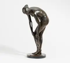 Arthur Lewin-Funcke, Sandalenbinderin, 1906, Bronze