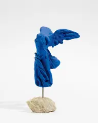 Yves Klein, La Victoire de Samothrace (S 9), Farbpigment (I.K.B) und Harz auf Gips
