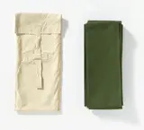 Franz Erhard Walther, Annäherung Schritte seitwärts (Objekt fürs Aufgeben), Grüner Baumwollstoff an der Längsseite gefaltet und an den Enden zusammengenäht