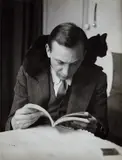 André Kertész, Self-portrait with chat noir, Paris