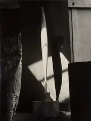 Constantin Brancusi, L’oiseau dans l’espace avec l'ombre de la fenêtre (Bird in Space), circa 1932, Gelatin silver print