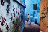 Steve McCurry, Boy in Mid-Flight, Jodhpur, India