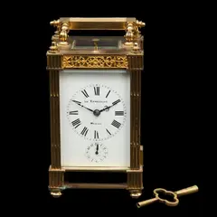 FRANCIA, PRINCIPIOS DEL SIGLO XX by Reloj de Viaje, Bronce y metal dorado, carátula porcelanizada con la leyenda "LA ESMERALDA MEXICO", números romanos, vidrios biselados, , sold Jul 2024