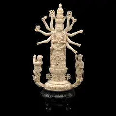 Avalokiteshvara*, CHINA, SIGLO XX, Talla en marfil, decoración tinta negra; con base de madera