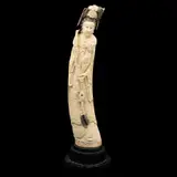 Dama Con Cetro, CHINA, SIGLO XX, Talla en marfil, decoración tinta negra, firmado; con base de madera