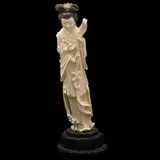 Dama Con Flor, CHINA, SIGLO XX, Talla en marfil, decoración tinta negra, restos de policromía; con base de madera