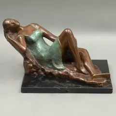 Mujer Recostada, MÉXICO, SIGLO XX, Bronce, patinado en color verde y marrón