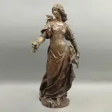 Dama Con Aves*, FRANCIA, PRINCIPIOS DEL SIGLO XX, Bronce, patinado color marrón y detalles de policromía; adaptable a lámpara