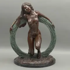 A Través del Aro, SIGLO XX, Bronce, patinado en tono verde y marrón; base de mármol negro