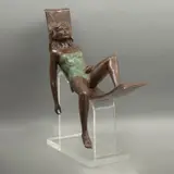 Mujer Recostada, SIGLO XX, Bronce, patinado en color marrón y verde; base de acrílico transparente