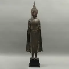 Buda, SIGLO XX, Bronce, patinado en color verde; base de conglomerado en acabado negro