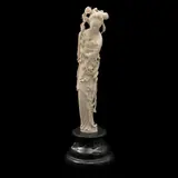Dama Con Flor, CHINA, SIGLO XX, Talla en marfil; base de mármol negro