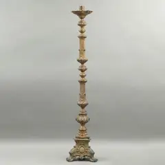Portacirio, PRINCIPIOS DEL SIGLO XX, Bronce, acabado dorado; soporte trípode, fuste compuesto profusamente decorado con relieves a manera de acantos