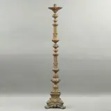 Portacirio, PRINCIPIOS DEL SIGLO XX, Bronce, acabado dorado; soporte trípode, fuste compuesto profusamente decorado con relieves a manera de acantos