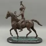 Guerrero Apache A Caballo, SIGLO XX, Bronce, patinado en color marrón; base de mármol negro