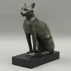 Gato Egipcio*, SIGLO XX, Resina, patinada en color verde; base cuadrangular en color negro