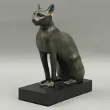 Gato Egipcio*, SIGLO XX, Resina, patinada en color verde; base cuadrangular en color negro