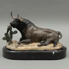 Emilio Fuentes, TORO ECHADO, 2022, Bronce, patinado polícromo; base de mármol negro