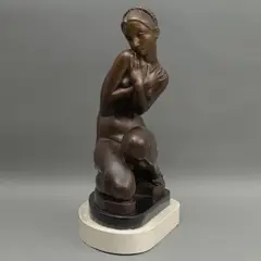 Modesto Barrios Caballero, DESNUDO FEMENINO, Bronce, patinado en color marrón; base de mármol negro, zócalo de madera