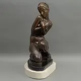Modesto Barrios Caballero, DESNUDO FEMENINO, Bronce, patinado en color marrón; base de mármol negro, zócalo de madera