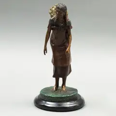 Vendedora de Flores, MÉXICO, SIGLO XX, Bronce, patinado polícromo; con base de mármol negro