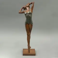 Javier Villarreal, BAILARINA (EN PUNTA), Bronce, patinada en color verde y marrón