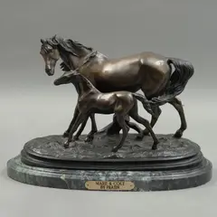 Mare & Colt*, SIGLO XX, Bronce, patinado en tono verde, negro y oro; base de mármol verde veteado