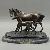 Mare & Colt*, SIGLO XX, Bronce, patinado en tono verde, negro y oro; base de mármol verde veteado