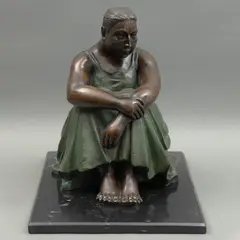 Mujer Sentada, MÉXICO, SIGLO XX, Bronce, patinado en tono marrón y verde; base de mármol negro