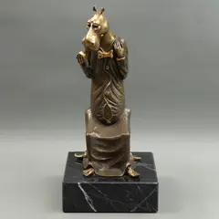 Hipopótamo Con Esfera, SIGLO XX, Bronce, patinado en color marrón y detalles al oro; base de mármol negro (lascaduras)