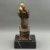 Hipopótamo Con Esfera, SIGLO XX, Bronce, patinado en color marrón y detalles al oro; base de mármol negro (lascaduras)
