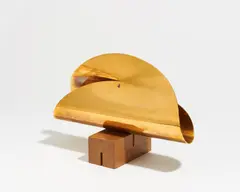 Max Bill, Ohne Titel, 1952, Messing, gebogen und geschnitten. In zweifach geschlitztem Eichenholzsockel (6 x 14 x 6,5cm) eingesteckt.