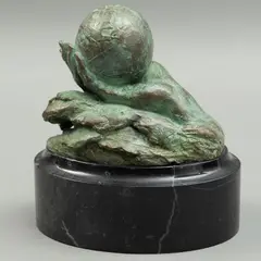 Mara Dominioni, MILLENNIUM*, Bronce, patinado en color verde; con base de mármol negro