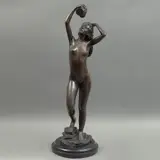 Ricardo Ponzanelli, BAÑISTA, Bronce, patinado en color marrón; base de mármol negro (lascaduras)