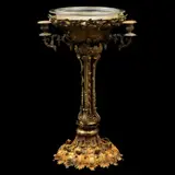 Centro de Mesa, PRINCIPIOS DEL SIGLO XX, Bronce, acabado dorado, tres luces; profusamente decorado con relieves a manera de acantos y guías florales, remate circular, se incluye depósito de vidrio transparente
