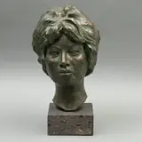 Cabeza de Mujer, SIGLO XX, Bronce, patinado en color verde; con base de piedra