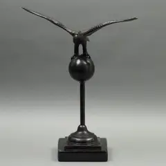 Eagle On Ball*, SIGLO XX, Bronce, patinado en color marrón; con base de mármol negro
