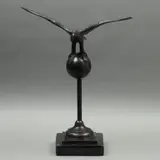 Eagle On Ball*, SIGLO XX, Bronce, patinado en color marrón; con base de mármol negro