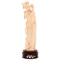 Dama Oriental, CHINA, SIGLO XX, Talla en marfil con detalles entintados y base de madera