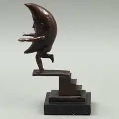 Sergio Bustamante, LUNA EN TRAMPOLÍN, Bronce, patinado en color marrón